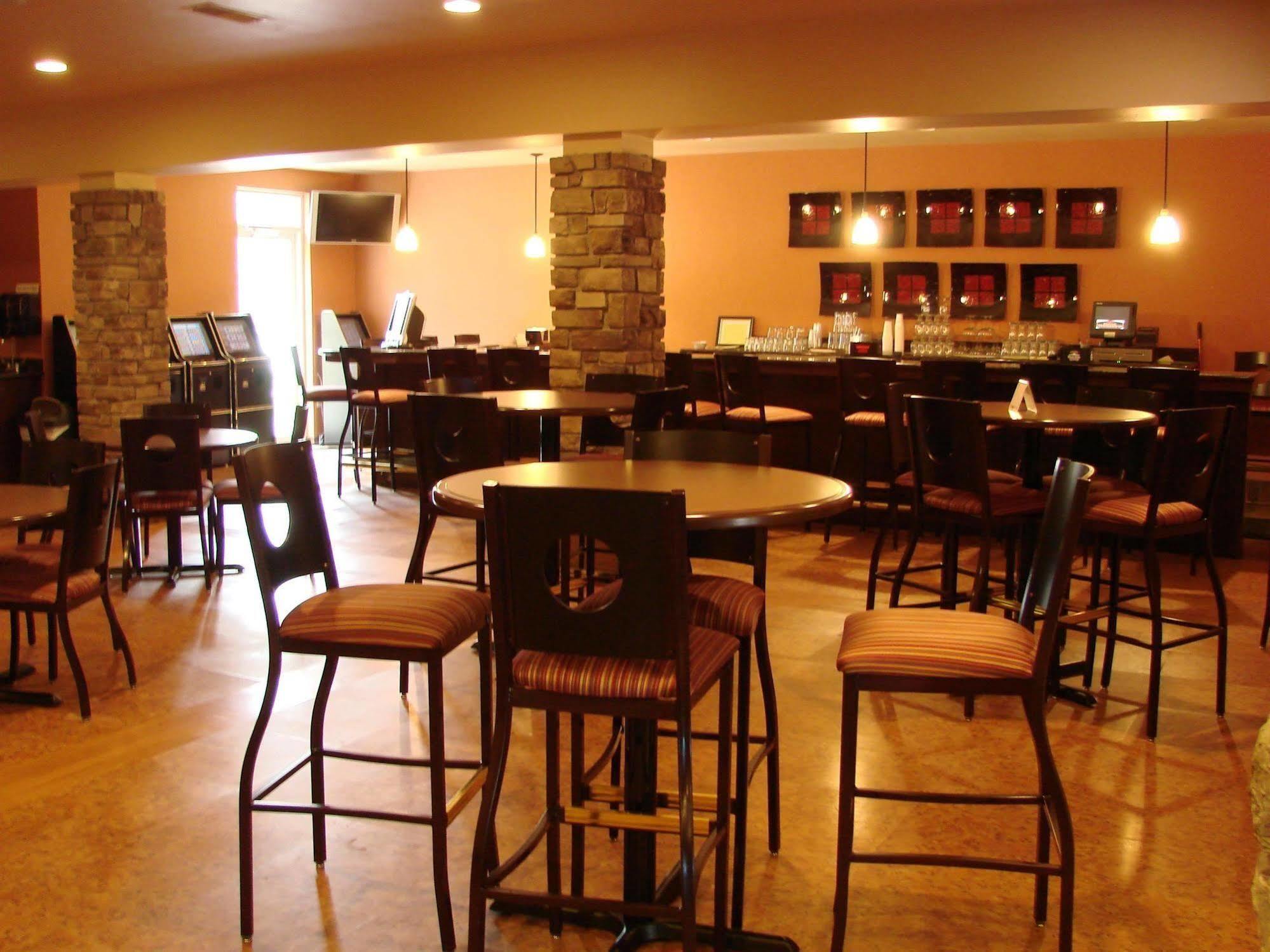 Crandon Inn & Suites レストラン 写真